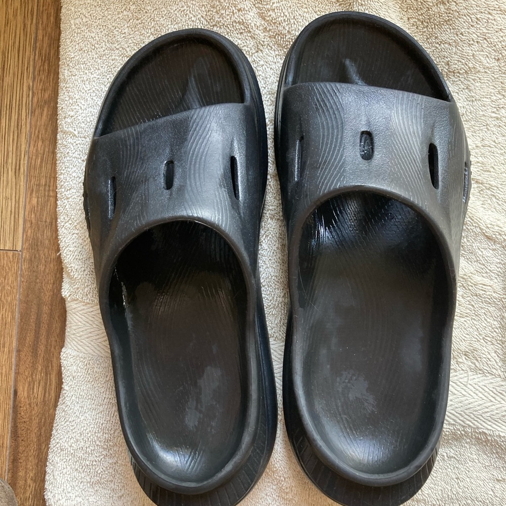 Black women’s Hoka recovery slides, size 7.5.
